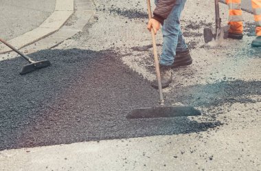Asfalt döşeyen takım çalışanları.