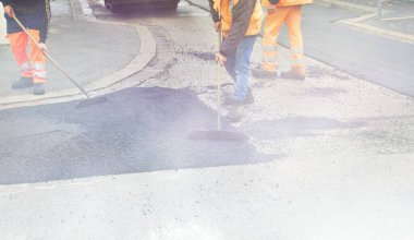 Sokakları döşeyen adam iş başında.