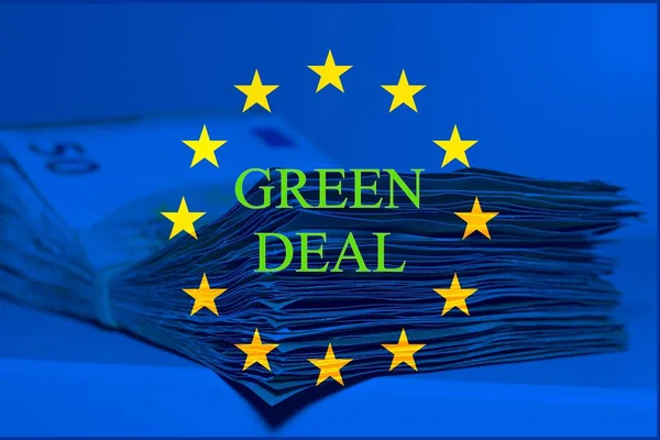 Куча Пятидесяти Евро Столе Европейским Флагом Текстом Green Deal — стоковое фото