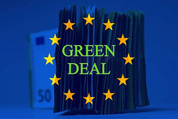Пачка Пятидесяти Евро Столе Европейским Флагом Текстом Зеленая Сделка — стоковое фото