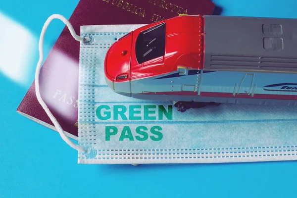 Vonat Modelljének Áttekintése Útlevéllel Sebészeti Maszkkal Valamint Green Pass Szöveggel — Stock Fotó