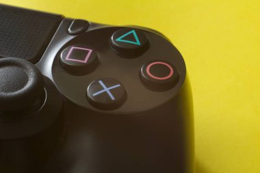 Beyaz bir joypad 'in yakın görüntüsü, sarı arka planda, video oyunu konsepti.