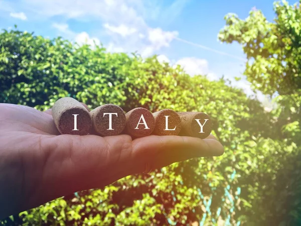 テキストイタリアの田園風景を背景にワインコルクに書かれた イタリア イタリアへの旅行の概念 — ストック写真