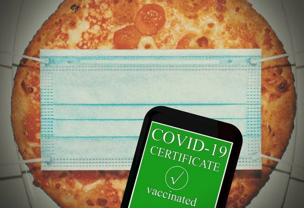 Pizzalı Cerrahi Maske Aşı Sertifikası Restoranlarda Yemek Yemek Için Yeni — Stok fotoğraf