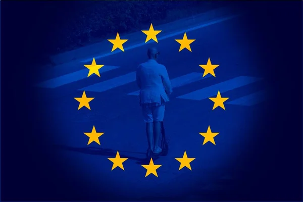 Bandiera Europea Con Uomo Affari Mentre Guida Uno Scooter Elettrico — Foto Stock