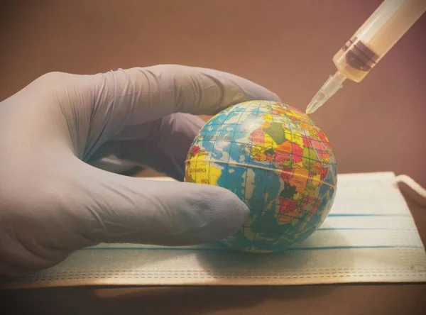 Tournage Globe Terrestre Avec Une Seringue Injectant Vaccin Concept Vaccination — Photo