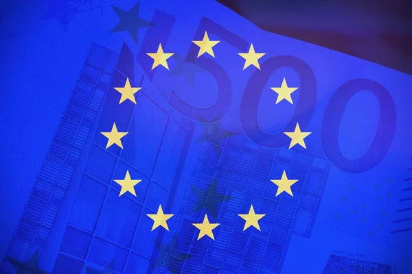 以欧洲国旗为背景的500欧元纸币 — 图库照片