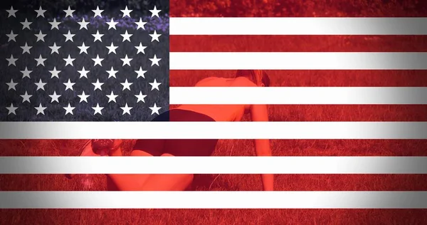 Американский Флаг Кавказской Женщиной Тренирующейся Открытом Воздухе Качестве Фона Концепция — стоковое фото
