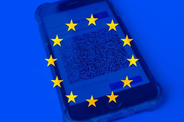 Mobieltje Met Het Scherm Groene Pas Vaccinatiebewijs Met Europese Vlag — Stockfoto