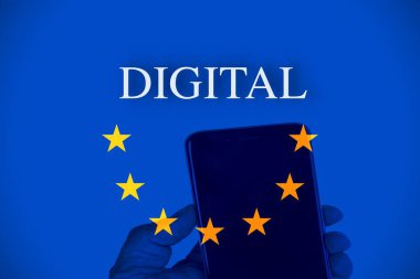 Dijital hizmetler eylemi (DSA) kavramı: Anahtarı Avrupa bayrağı ile birlikte bilgisayar klavyesine girin ve 