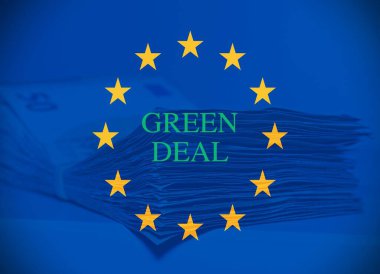 Masadaki 50 Euro 'luk yığın 