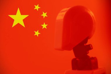 Yanında bir robot olan Çin bayrağı. Çin 'deki Robot işi kavramı.