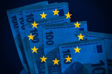 Avrupa bayrağıyla birlikte Euro banknotları. Avrupa 'da finans kavramı.