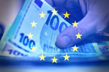 Avro banknotlarını Avrupa bayrağıyla el sayımı .