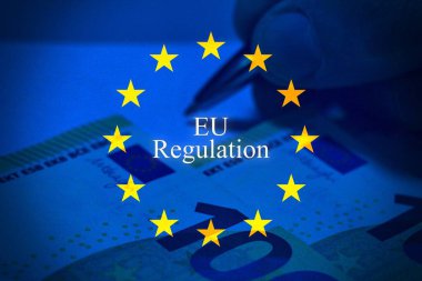 Avrupa Birliği bayrağının banknotlarla örtüldüğü, AB yönetmeliklerini gösteren kavramsal bir imaj. Avrupa mali kuralları, uyumluluk, yönetim ve ekonomik yönetimi temsil eder.