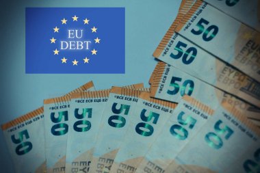 Avrupa Birliği bayrağı ve Avrupa Birliği metninin yer aldığı avro banknotları. Avrupa finans, ekonomi, siyasi birlik ve bankacılık sistemini temsil eden kavramsal imaj