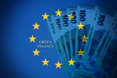 Avrupa Birliği bayrağı ve Avrupa Birliği metninin yer aldığı avro banknotları. Avrupa finans, ekonomi, siyasi birlik ve bankacılık sistemini temsil eden kavramsal imaj