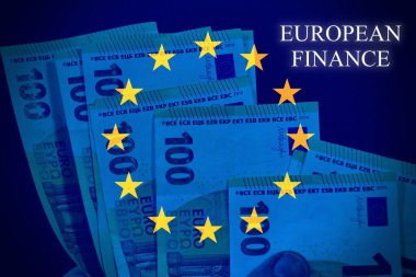 Avrupa Birliği bayrağı ve Avrupa Birliği metninin yer aldığı avro banknotları. Avrupa finans, ekonomi, siyasi birlik ve bankacılık sistemini temsil eden kavramsal imaj