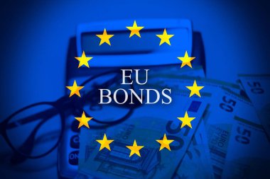 Avrupa Birliği bayrağıyla birleştirilmiş AB tahvilleri. Egemen tahviller, sabit gelir yatırımları ve Avrupa 'da sermaye piyasası finansmanı konsepti.
