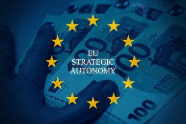 Avrupa Birliği bayrağı ve AB Taksonomi metninin yer aldığı avro banknotları Avrupa sürdürülebilir finans, ESG düzenlemeleri ve bankacılık politikalarını temsil eden imajı kavrıyor