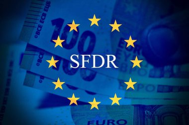 Avrupa Birliği bayrağı ve AB Taksonomi metninin yer aldığı avro banknotları Avrupa sürdürülebilir finans, ESG düzenlemeleri ve bankacılık politikalarını temsil eden imajı kavrıyor