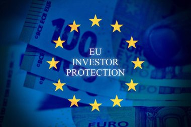 Avrupa Birliği bayrağının yer aldığı, AB yatırımcılarının korunmasını gösteren kavramsal bir imaj. Avrupa mali düzenlemeleri, yatırımcı hakları, uyum ve ekonomik yönetimi temsil eder.