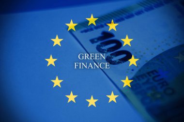 Avrupa Birliği bayrağı ve AB Taksonomi metninin yer aldığı avro banknotları Avrupa sürdürülebilir finans, ESG düzenlemeleri ve bankacılık politikalarını temsil eden imajı kavrıyor