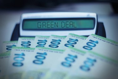 Avrupa Birliği bayrağı ve PRIIPS metniyle Avro banknotları. Avrupa yatırım ürünlerini, perakende ve sigorta tabanlı mali düzenlemeleri ve bankacılık uyumunu temsil eden kavramsal imaj