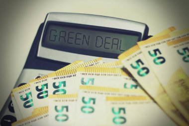 Avrupa Birliği bayrağı ve PRIIPS metniyle Avro banknotları. Avrupa yatırım ürünlerini, perakende ve sigorta tabanlı mali düzenlemeleri ve bankacılık uyumunu temsil eden kavramsal imaj