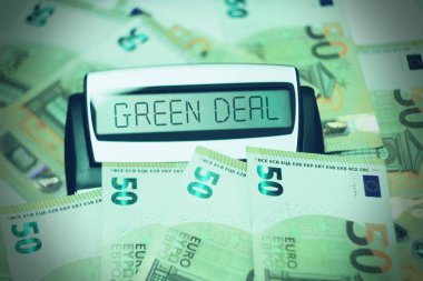 Avrupa Birliği bayrağı ve PRIIPS metniyle Avro banknotları. Avrupa yatırım ürünlerini, perakende ve sigorta tabanlı mali düzenlemeleri ve bankacılık uyumunu temsil eden kavramsal imaj