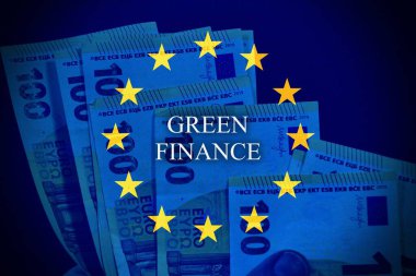 Avrupa Birliği bayrağı ve PRIIPS metniyle Avro banknotları. Avrupa yatırım ürünlerini, perakende ve sigorta tabanlı mali düzenlemeleri ve bankacılık uyumunu temsil eden kavramsal imaj