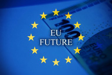 Avrupa Birliği bayrağı ve PRIIPS metniyle Avro banknotları. Avrupa yatırım ürünlerini, perakende ve sigorta tabanlı mali düzenlemeleri ve bankacılık uyumunu temsil eden kavramsal imaj