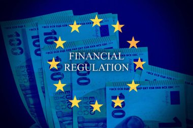 Avrupa Birliği bayrağı ve PRIIPS metniyle Avro banknotları. Avrupa yatırım ürünlerini, perakende ve sigorta tabanlı mali düzenlemeleri ve bankacılık uyumunu temsil eden kavramsal imaj