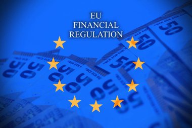 Avrupa Birliği bayrağı ve PRIIPS metniyle Avro banknotları. Avrupa yatırım ürünlerini, perakende ve sigorta tabanlı mali düzenlemeleri ve bankacılık uyumunu temsil eden kavramsal imaj