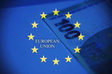 Avrupa Birliği bayrağı ve PRIIPS metniyle Avro banknotları. Avrupa yatırım ürünlerini, perakende ve sigorta tabanlı mali düzenlemeleri ve bankacılık uyumunu temsil eden kavramsal imaj