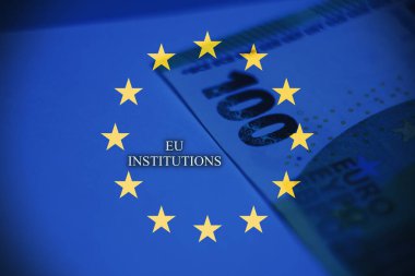 Avrupa Birliği bayrağı ve PRIIPS metniyle Avro banknotları. Avrupa yatırım ürünlerini, perakende ve sigorta tabanlı mali düzenlemeleri ve bankacılık uyumunu temsil eden kavramsal imaj