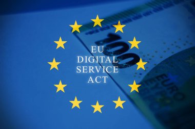 AB bayrağı ve SFDR harfli avro banknotları. Avrupa sürdürülebilir yatırımını, ESG uyumluluğunu ve mali düzenlemeyi gösteren kavramsal görüntü