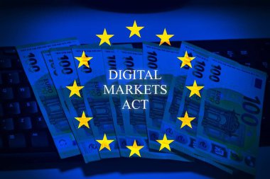 AB bayrağı ve SFDR harfli avro banknotları. Avrupa sürdürülebilir yatırımını, ESG uyumluluğunu ve mali düzenlemeyi gösteren kavramsal görüntü