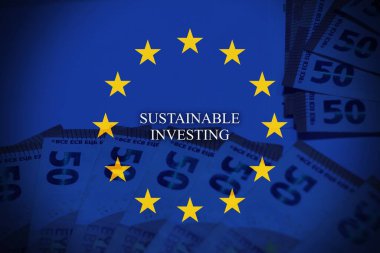 AB bayrağı ve SFDR harfli avro banknotları. Avrupa sürdürülebilir yatırımını, ESG uyumluluğunu ve mali düzenlemeyi gösteren kavramsal görüntü