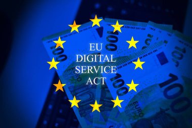 Avrupa Birliği bayrağıyla avro banknotlarının üst üste konduğu AB Dijital Hizmetler Yasasını (DSA) temsil eden kavramsal imaj.