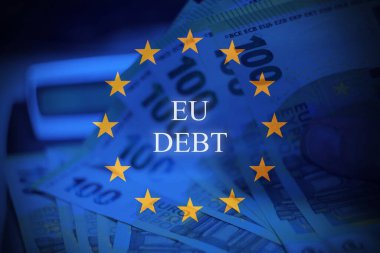 Avrupa Birliği bayrağı ve Stratejik Özerklik metninin yer aldığı avro banknotları. Avrupa 'nın finansal bağımsızlığını, ekonomik egemenliğini ve stratejik karar verme mekanizmasını temsil eden kavramsal imaj