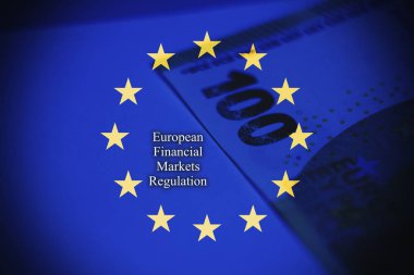 Avrupa Birliği bayrağı ve Stratejik Özerklik metninin yer aldığı avro banknotları. Avrupa 'nın finansal bağımsızlığını, ekonomik egemenliğini ve stratejik karar verme mekanizmasını temsil eden kavramsal imaj