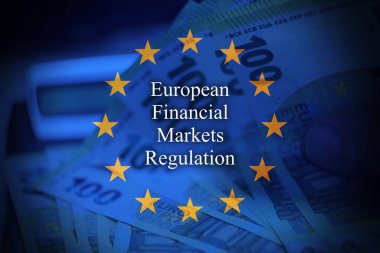 Avrupa Birliği bayrağı ve Stratejik Özerklik metninin yer aldığı avro banknotları. Avrupa 'nın finansal bağımsızlığını, ekonomik egemenliğini ve stratejik karar verme mekanizmasını temsil eden kavramsal imaj