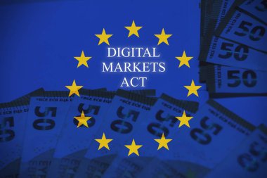 Avrupa Birliği bayrağı ve Stratejik Özerklik metninin yer aldığı avro banknotları. Avrupa 'nın finansal bağımsızlığını, ekonomik egemenliğini ve stratejik karar verme mekanizmasını temsil eden kavramsal imaj