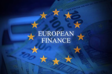 Avrupa Birliği bayrağı ve Stratejik Özerklik metninin yer aldığı avro banknotları. Avrupa 'nın finansal bağımsızlığını, ekonomik egemenliğini ve stratejik karar verme mekanizmasını temsil eden kavramsal imaj