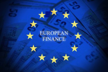 Avrupa Birliği bayrağı ve Stratejik Özerklik metninin yer aldığı avro banknotları. Avrupa 'nın finansal bağımsızlığını, ekonomik egemenliğini ve stratejik karar verme mekanizmasını temsil eden kavramsal imaj