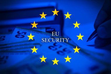 Avrupa Birliği güvenliğini ekonomik ve mali bağlamda temsil eden kavramsal imaj, AB bayrağıyla avro banknotlarını üst üste kombine ediyor.