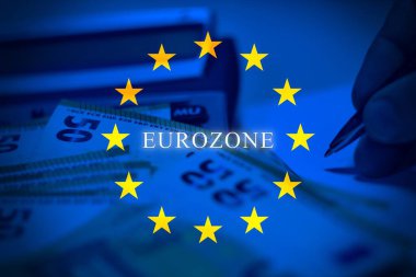 Avro Bölgesi 'ni temsil eden kavramsal imaj, Avrupa Birliği bayrağını bir dizi banknotla temsil ediyor. Avrupa finansmanı, para politikası, ekonomik tartışmalar ve mali yönetimi simgeler.