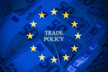 Avrupa Birliği Karbon Sınır Ayarlama Mekanizmasını (CBAM) temsil eden kavramsal görüntü, avro banknotları ve Karbon Sınır Vergisi metni ile birlikte AB bayrağı tarafından sembolize ediliyor