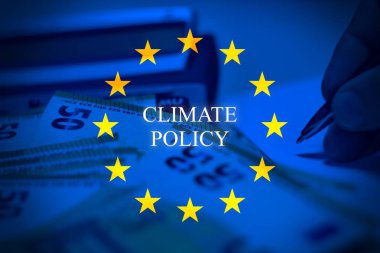 Hesap makinesiyle 50 Euro ve kağıt imzalayan bir işadamı..